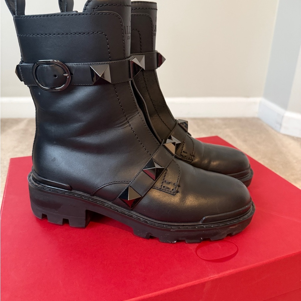 Valentino Garavani Black Leather Rockstud Lug Boots - Picture 2 of 7